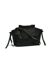 Sac en cuir noir avec une finition texturée, présentant un design à rabat supérieur, des bretelles ajustables et des coutures bien marquées pour plus de détail.