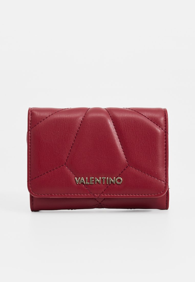 Rotes Lederportemonnaie mit einem geometrischen, gesteppten Design, das auf der Vorderseite ein goldfarbenes "Valentino"-Logo trägt. Kompakte rechteckige Form.