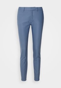 Pantalon femme slim bleu clair uni avec passants de ceinture et fermeture éclair devant sur fond uni.