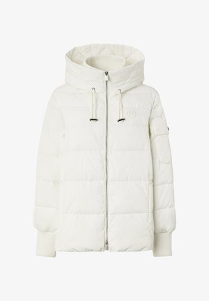 Biela vatovaná bunda s veľkou kapucňou, rebrovanými manžetami, zapínaním na zips a detailom s logom. Má prešívaný vzor a sťahovacie šnúrky na úpravu.