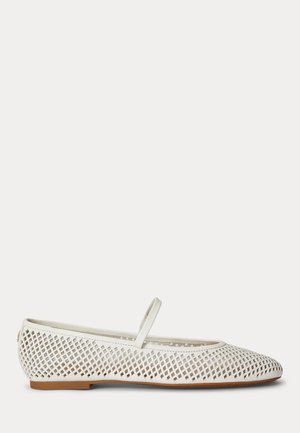 Bílá plochá bota s designem mřížkového výřezu, tenkým páskem přes vršek a světle hnědou podrážkou.