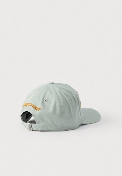 Casquette de baseball vert clair avec une sangle réglable, portant un texte brodé orange. Matière en coton, forme structurée, conception à six panneaux.