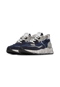 Sneaker atletiche in suede blu e grigie con lacci bianchi, suola intermedia testurizzata e suola in gomma nera con motivo. Dettaglio del logo sulla linguetta.
