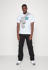 Levi's® RELAXED FIT - T-shirt estampada - earth white