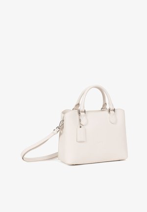 Petit sac à main en cuir blanc cassé avec deux poignées, une bandoulière amovible et une étiquette de marque suspendue à la poignée supérieure.