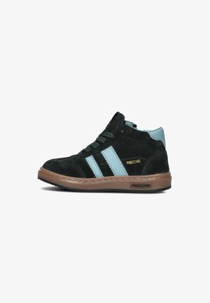 Zwarte suède hoge sneakers met turquoise strepen, veters en accenten; bruine rubberen zool; gouden "PINOCCHIO" branding aan de zijkant.