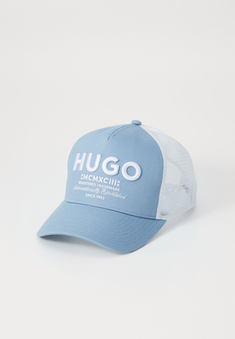 Gaiši zils beisbola cepures ar baltu sietu aizmuguri. Iedomājieties izšūtu tekstu "HUGO" un logo. Izliektā mala un regulējama josta aizmugurē.
