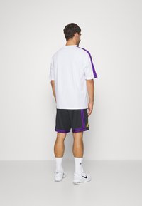 Nike Performance NBA LOS ANGELES LAKERS CITY EDITION SHORT - Športové šortky - black/amarillo