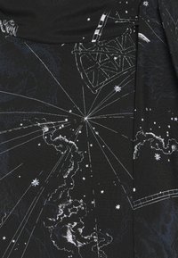 Černá látka s hvězdným potiskem, na které jsou bílé hvězdy, souhvězdí a nebeská tělesa, vytvářející podrobnou scénu kosmu.