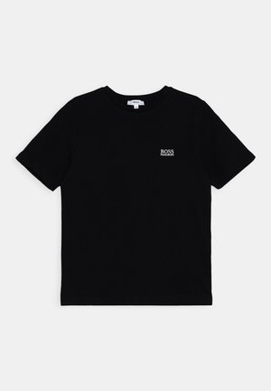 T-shirt noir à manches courtes avec petit logo blanc "BOSS HUGO BOSS" sur le côté gauche de la poitrine, col rond, posé à plat sur un fond blanc.