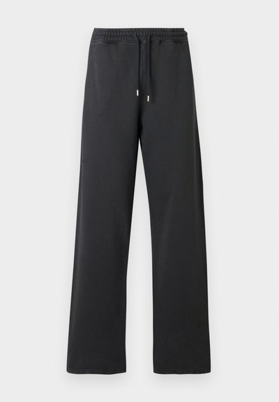 Fekete melegítőnadrág laza fazonban, rugalmas derékpánttal és zsinórral. Puha anyagból készült, két oldalsó sövéssel, zsebek nélkül.