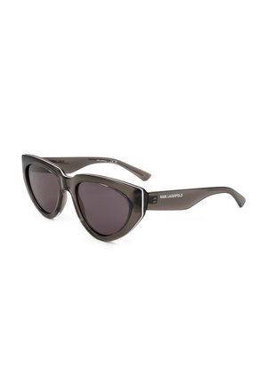 Occhiali da sole neri a forma di occhio di gatto con lenti scure e logo Karl Lagerfeld sulle aste, mostrati su sfondo bianco.