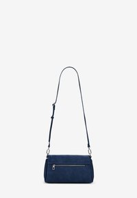 Navyblaue Handtasche aus strukturiertem Material, mit einer vorderen Reißverschlusstasche, einstellbarem Tragegurt und geprägtem floralen Design auf einer Seite.