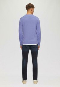 Paarse lange mouwen trui met een ronde hals, van katoen, met ribbels aan de manchetten, gecombineerd met donkere jeans en casual schoenen.