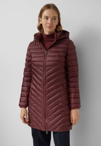 Burgundská prošívaná péřová bunda s kapucí, s p�ředním zipem, šikmým vzorem a jemným leskem. Dlouhé rukávy s elastickými manžetami.
