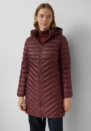Burgundy gewatteerde pufferjas met capuchon, met een ritssluiting aan de voorkant, chevronpatroon en subtiele glans. Lange mouwen met elastische manchetten.