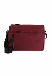 Sac à bandoulière synthétique rouge foncé avec un compartiment principal zippé, une poche avant, une sangle noire et un détail de marquage en relief.
