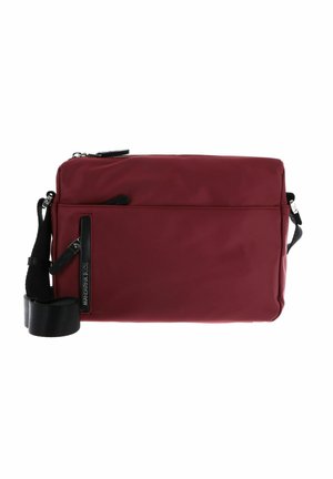 Sac à bandoulière synthétique rouge foncé avec un compartiment principal zippé, une poche avant, une sangle noire et un détail de marquage en relief.