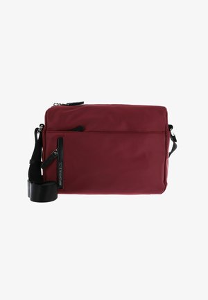 Sac à bandoulière synthétique rouge foncé avec un compartiment principal zippé, une poche avant, une sangle noire et un détail de marquage en relief.