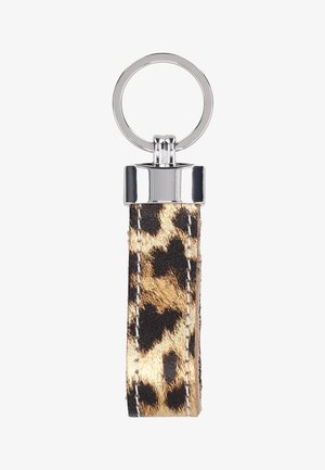 Breloczek w wzór lamparta wykonany z teksturowanej tkaniny z metalowymi akcesoriami, wyposażony w srebrny kółko na klucze oraz wzmocnione przeszycia wzdłuż krawędzi.