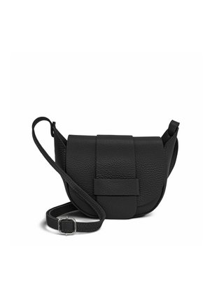 Sac bandoulière en cuir noir texturé avec rabat avant et sangle réglable avec boucle argentée, présenté sur fond blanc.