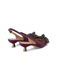 Scarpe slingback in suede viola con fiocchi decorativi di perline e tacchi a cono metallici. Textura liscia con punta arrotondata e cinturino regolabile.