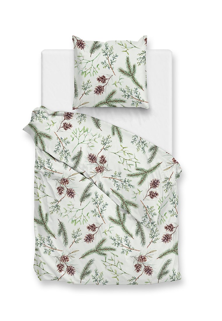 Beddengoedset met een witte basis, met een botanische print van dennenappels, groene bladeren en takken in tinten groen en bruin.