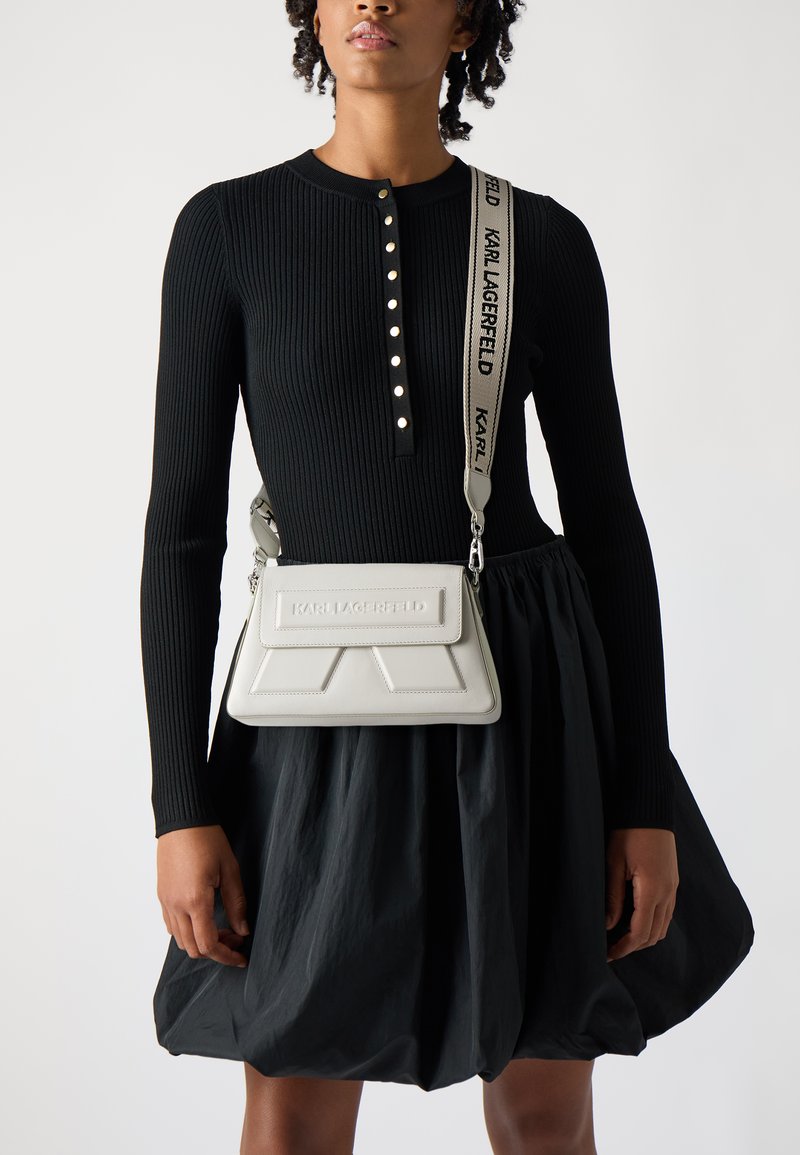 KARL LAGERFELD - IKON WEBBING  - Bandolera - cement, Ampliar