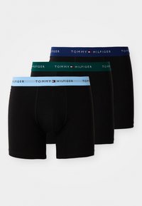 Tre par svarte boxershorts med fargede elastiske midjebånd: blå, grønn og mørkeblå, hver med "TOMMY HILFIGER"-logoen.