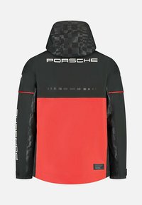 Czarna i czerwona kurtka z kapturem, teksturowanymi czarnymi rękawami oraz odblaskowym logo Porsche na plecach. Ozdobiona subtelnymi wzorami.