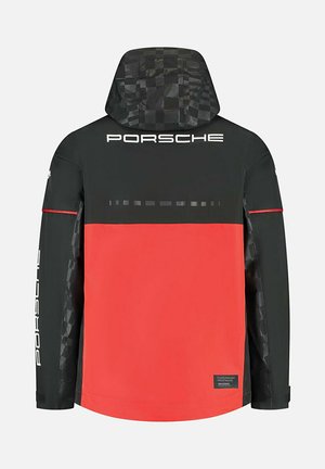 Czarna i czerwona kurtka z kapturem, teksturowanymi czarnymi rękawami oraz odblaskowym logo Porsche na plecach. Ozdobiona subtelnymi wzorami.