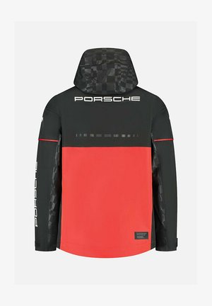 Czarna i czerwona kurtka z kapturem, teksturowanymi czarnymi rękawami oraz odblaskowym logo Porsche na plecach. Ozdobiona subtelnymi wzorami.