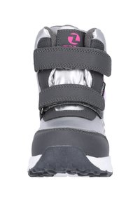 Grau wasserdichter Schuh mit silbernen Akzenten und zwei schwarzen Klettverschlüssen. Verfügt über eine strukturierte Sohle und glatte, lederartige Einsätze.