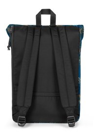 Czarny plecak z tkaniny z wzorzystym niebieskim tyłem, wyposażony w regulowane paski, uchwyt na górze oraz kieszeń na zamek z boku.