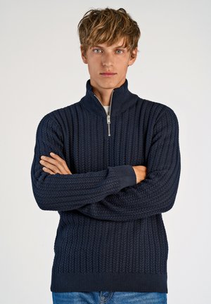 Navyblauwe gebreide trui met een hoge kraag en een halve rits, voorzien van een textuurpatroon en geribde manchetten en onderrand.