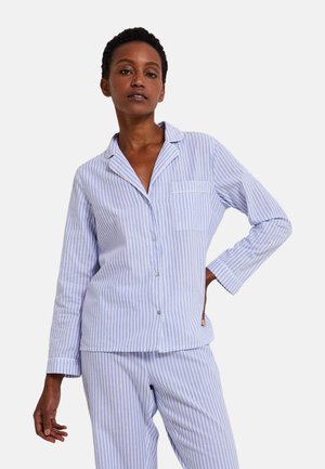 Ensemble de pyjama en coton rayé bleu clair et blanc avec des manches longues, devant à boutons et une poche poitrine. Texture douce, coupe décontractée.