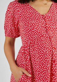 JoJo Maman Bébé V-NECK MATERNITY - REGULAR FIT - Särkkleit - red ditsy