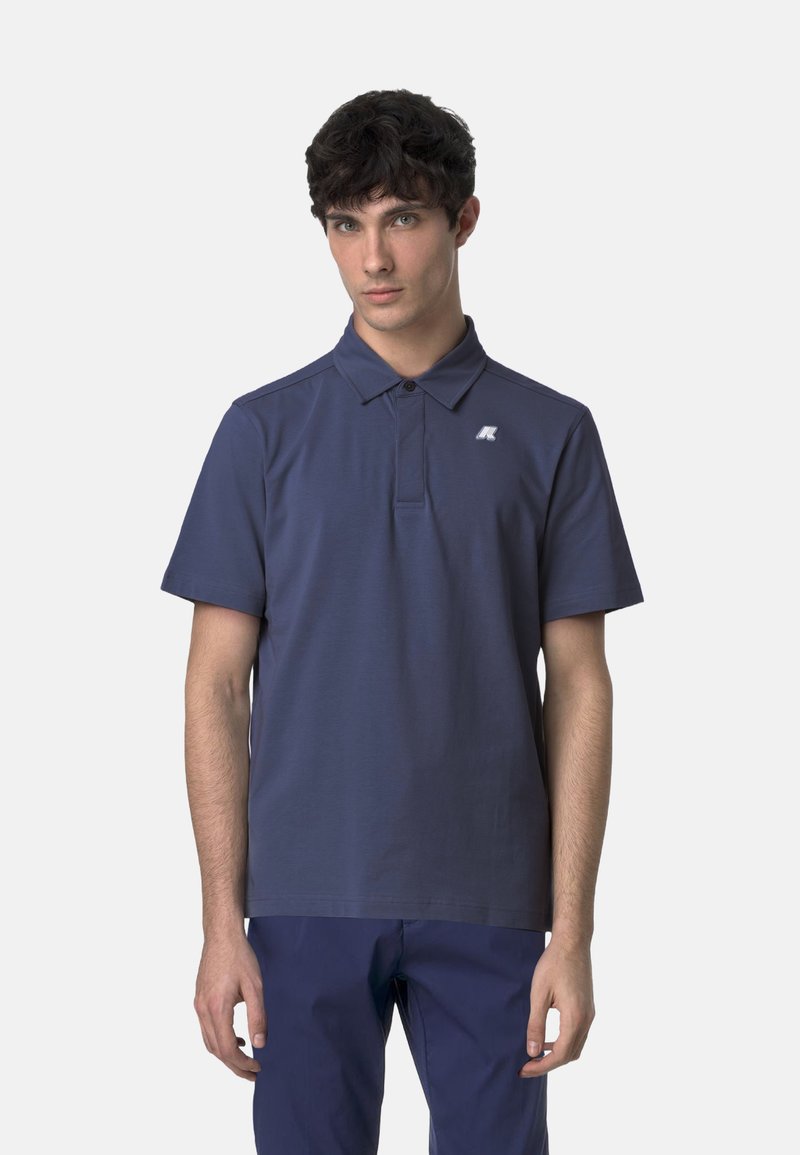 Námornícky polo tričko vyrobené z jemnej látky, s bodkovaným golierom, krátkymi rukávmi a malým logom na ľavej strane hrudníka.