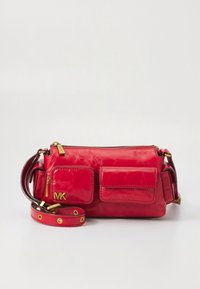 Mala tiracolo de couro vermelho com dois bolsos frontais, fecho dourado, fecho de correr e alça de ombro ajustável. Apresenta uma textura lisa.