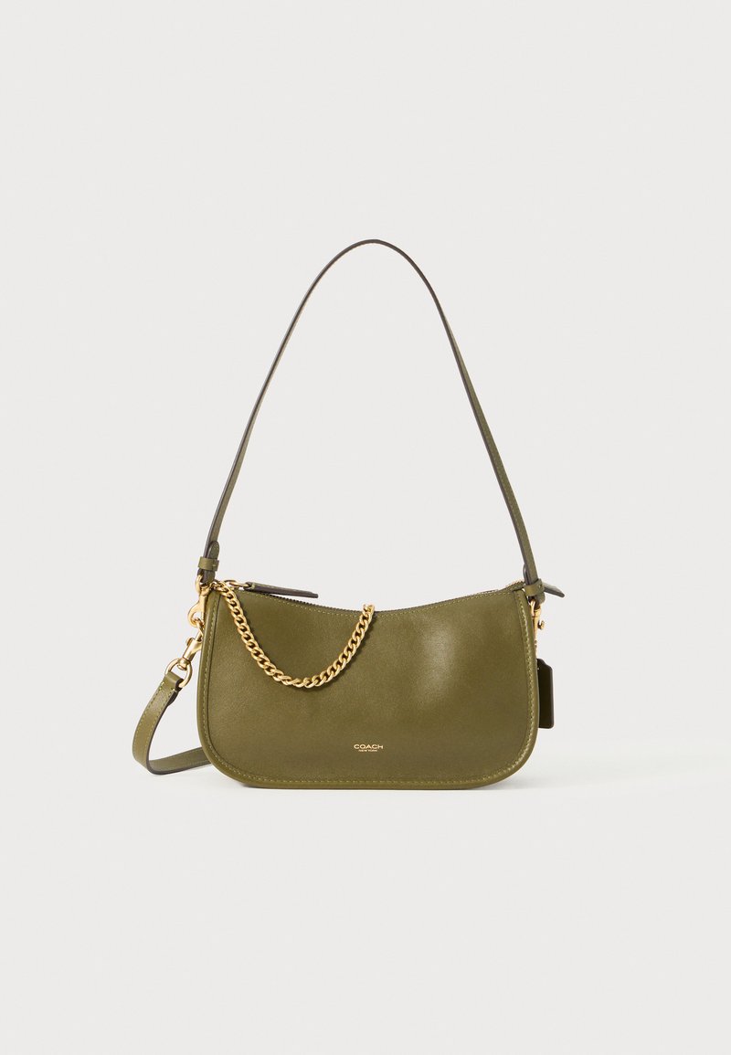 Olīvzaļa ādas rokassoma ar izliekta forma, zelta ķēdes akcents un regulējama siksna. Iekļauj augšējo rāvējamu aizdari un zīmola logotipu.