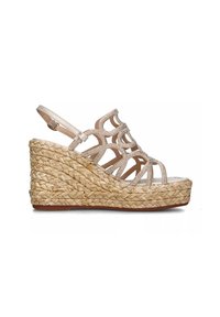 Beige sleehakken hebben een gevlochten jute hiel, een open teenontwerp en een decoratieve bovenkant met strikjes en metalen accenten.