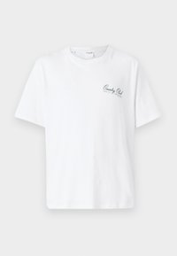 Witte katoenen T-shirt met een ronde hals en korte mouwen. Kenmerkt zich door een klein groen "Country Club" logo op de linkerborst.