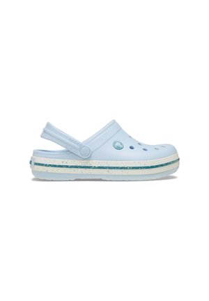 Zueco azul claro hecho de material sintético con orificios de ventilaci�ón, una correa suave y una suela blanca moteada con una franja verde azulado.