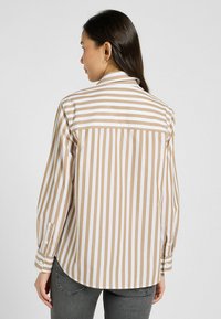 Lee REGULAR FIT khaki