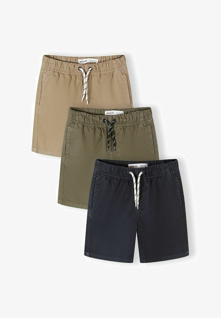 Trois shorts à taille élastique pour garçons avec cordons de serrage en beige, vert olive et bleu marine, disposés verticalement sur un fond blanc.