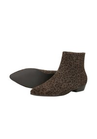 Bruine enkelboots met luipaardprint, puntige neus, zachte textuur, lage blokhak en zwarte rubberen buitenzool voor grip.