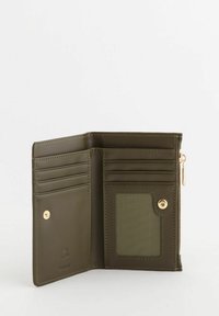 Billetera verde oliva de cuero suave con seis ranuras para tarjetas, un bolsillo para monedas y una ranura transparente para identificación. Presenta acentos de hardware dorado.