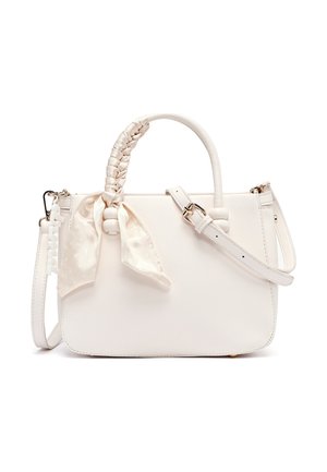 Weiße Handtasche mit geflochtenem Griff, der in ein Satinschal eingewickelt ist, verstellbarem Schulterriemen und goldfarbenem Schnallendetail.