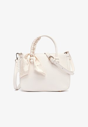 Weiße Handtasche mit geflochtenem Griff, der in ein Satinschal eingewickelt ist, verstellbarem Schulterriemen und goldfarbenem Schnallendetail.