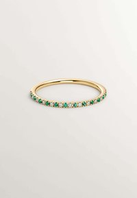 Anillo de oro con una fila continua de piedras verdes y claras alternadas, banda suave, con un acabado pulido.